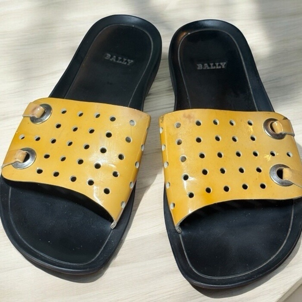 Bally Women's Gold Leather Slip On Slide Sandals Shoes Size 8 Medium Authentic